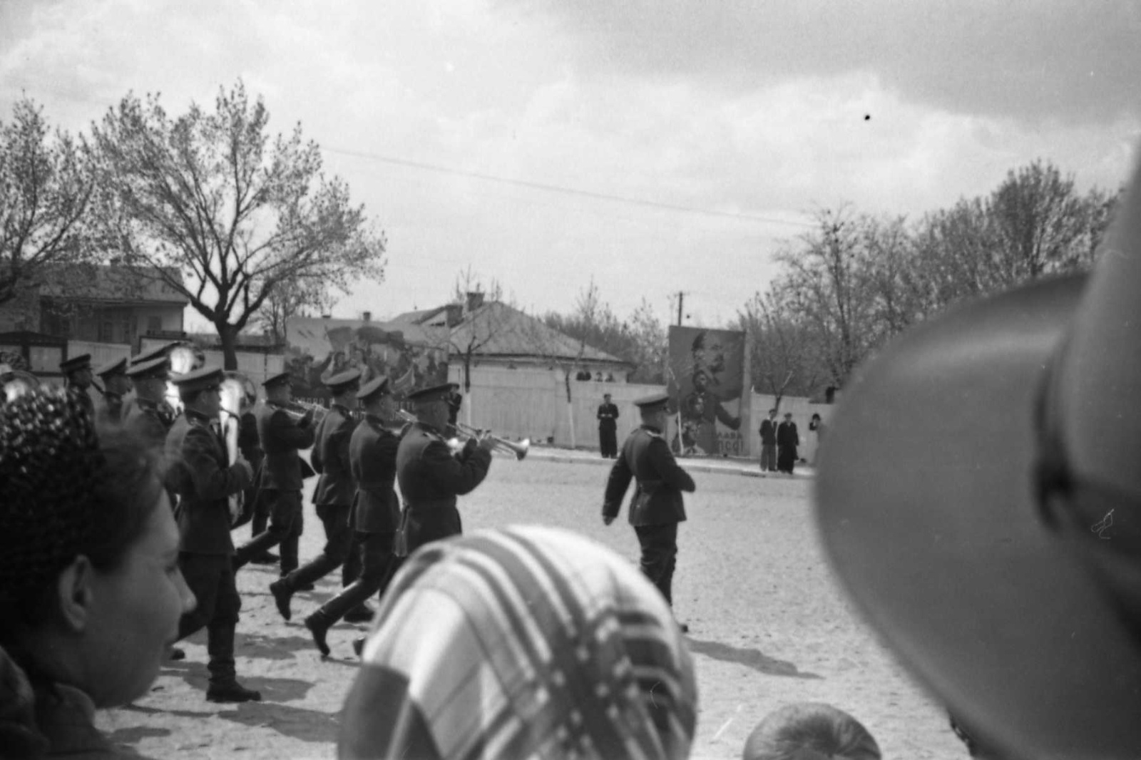  1 мая. Вид на площадь от трибуны